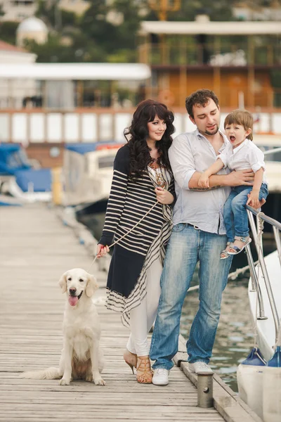 Szczęśliwa rodzina z psami na nabrzeżu w lecie — Zdjęcie stockowe