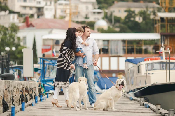 夏の岸壁上の犬との幸せな家族 — ストック写真