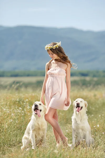 Kvinna leker med hennes hund på gatan — Stockfoto