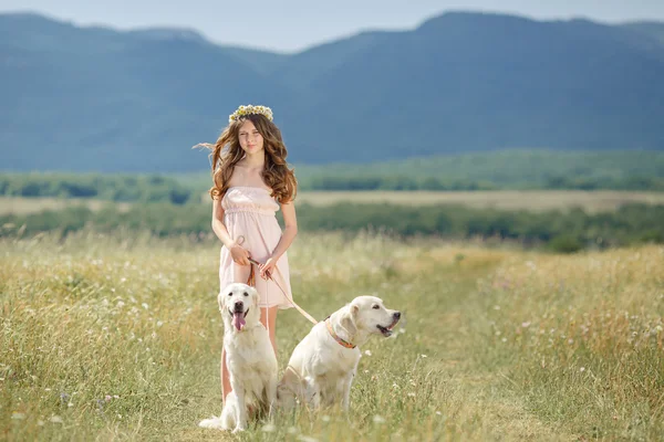 Femme jouant avec son chien dans la rue — Photo