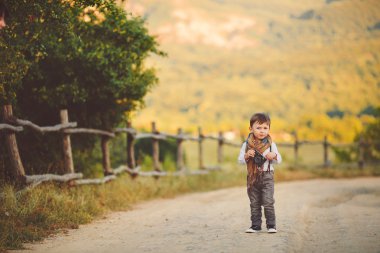 sokakta hoş mutlu çocuk