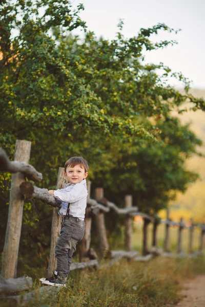 Carino ragazzo felice per strada — Foto Stock