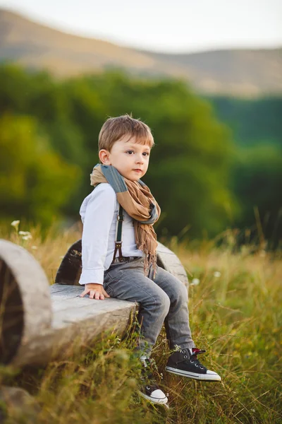 Schattige gelukkige jongen op straat — Stockfoto