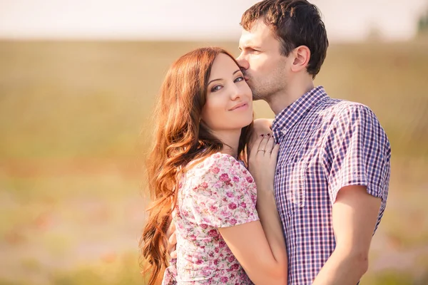 Ungt par i kärlek utomhus. Fantastiska sensuella utomhus porträtt av unga snygga mode par poserar på sommaren i fältet — Stockfoto