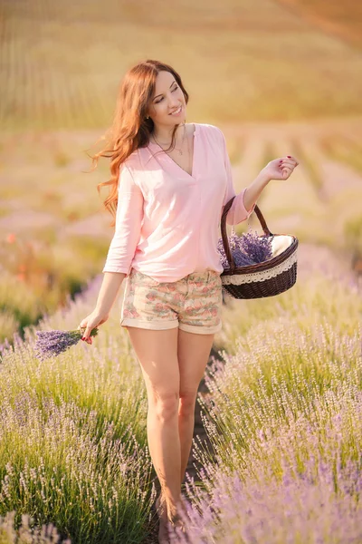 Hermosa chica en el campo de lavanda. —  Fotos de Stock