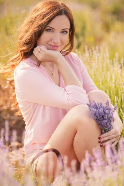 Schöne Mädchen auf dem Lavendelfeld. — Stockfoto