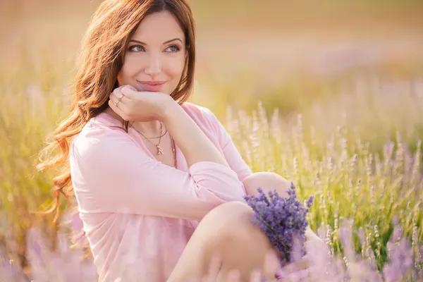 Mooi meisje op het lavendelveld. — Stockfoto