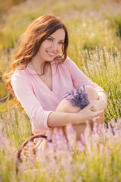 Krásná dívka na levandulovém poli. — Stock fotografie
