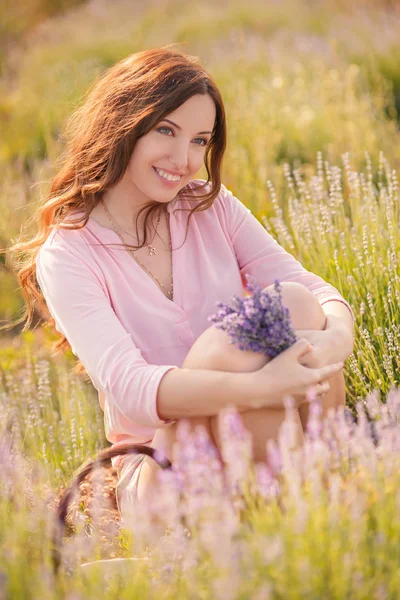 Menina bonita no campo de lavanda. — Fotografia de Stock