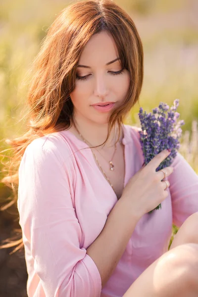 Vacker flicka på lavendelfältet. — Stockfoto