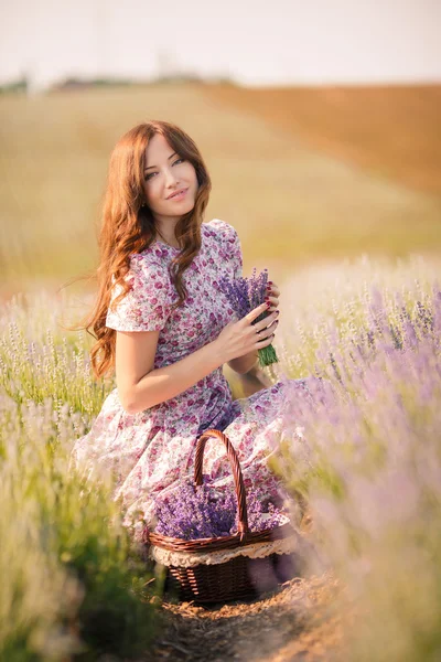 Vacker flicka på lavendelfältet. — Stockfoto