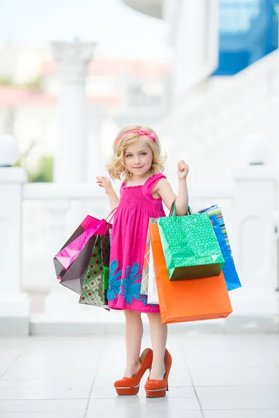 Petite fille mode avec des paquets au centre commercial — Photo