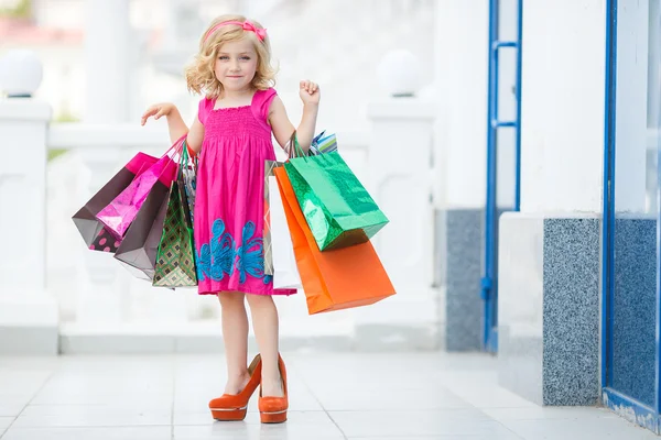 Μικρό κορίτσι μόδας με πακέτα στο εμπορικό κέντρο — Φωτογραφία Αρχείου