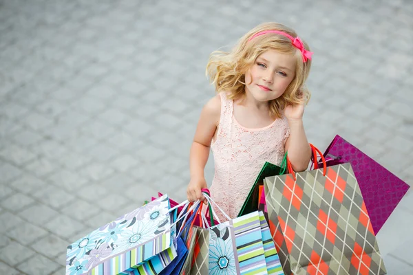 Petite fille mode avec des paquets au centre commercial . — Photo