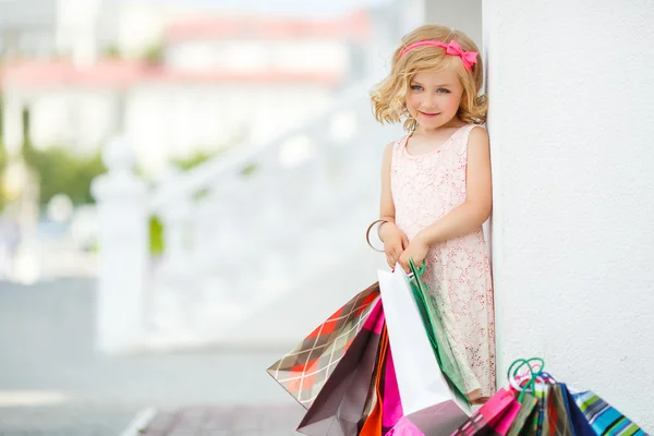Moda de niña con paquetes en el centro comercial . —  Fotos de Stock