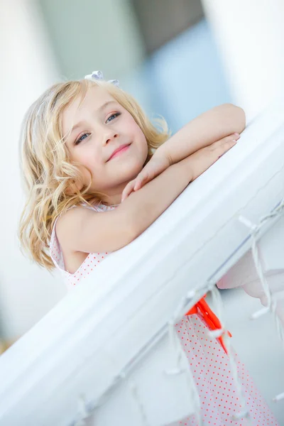 Schattig klein meisje, glimlachend in de stad. — Stockfoto