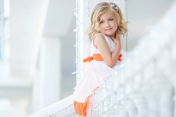 Linda niña, sonriendo en la ciudad . — Foto de Stock