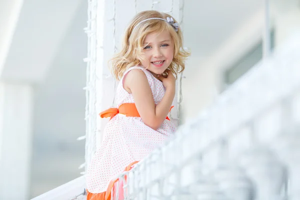 Linda niña, sonriendo en la ciudad . — Foto de Stock