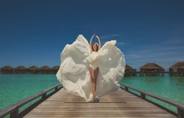 Nevěsta ve svatebních šatech v Maledivy — Stock fotografie