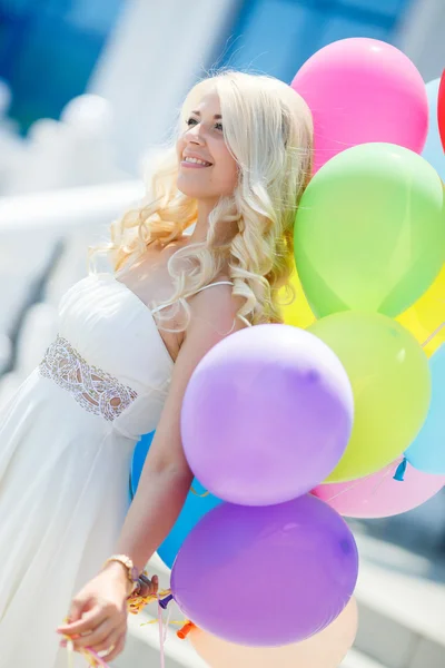 Mladá žena s velkým barevným latexové balónky — Stock fotografie