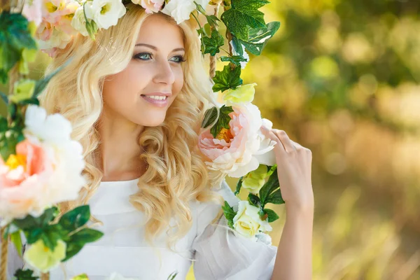 Hermosa mujer con una corona de flores . — Foto de Stock