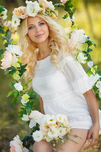 Hermosa mujer con una corona de flores . —  Fotos de Stock