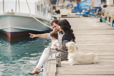 mutlu bir aile ile yaz iskele üzerinde köpekler