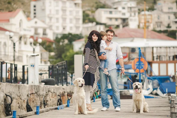 Gelukkige familie met honden op de kade in de zomer — Stockfoto