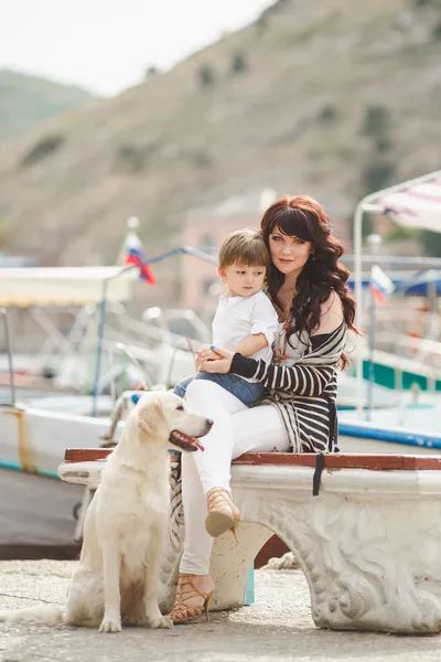 Madre e figlio sul lungomare con un cane — Foto Stock