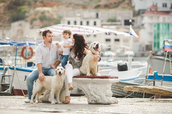 Lycklig familj med hundar på kajen i sommar — Stockfoto