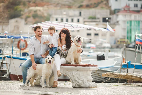 Família feliz com cães no cais no verão — Fotografia de Stock