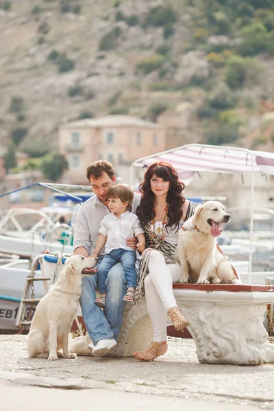 Família feliz com cães no cais no verão — Fotografia de Stock