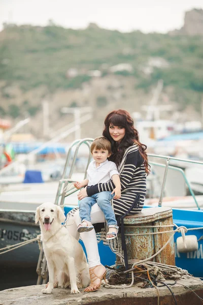 Mutter und Sohn mit Hund am Wasser — Stockfoto