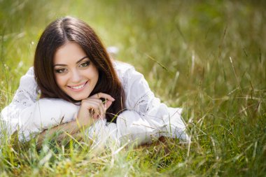 taze bahar çimen bir yastık ile kız.