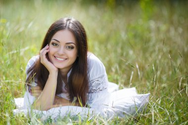 taze bahar çimen bir yastık ile kız.