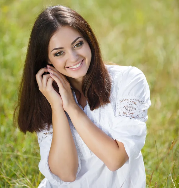 Hermosa mujer joven al aire libre. Disfruta de la naturaleza . — Foto de Stock