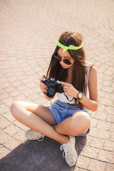 Una ragazza scatta foto la vecchia macchina fotografica sulle strade della città . — Foto Stock