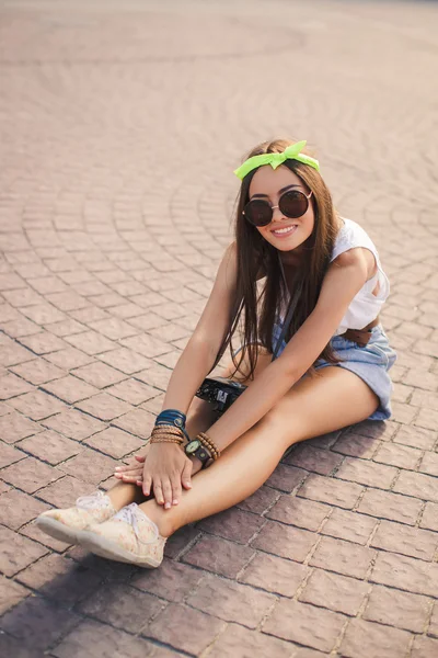 A girl takes pictures the old camera on city streets. — Stock Photo, Image