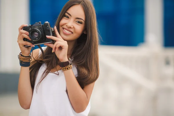 Girl photographer with professional SLR camera — Stock Photo, Image