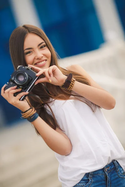 Girl photographer with professional SLR camera — Stock Photo, Image