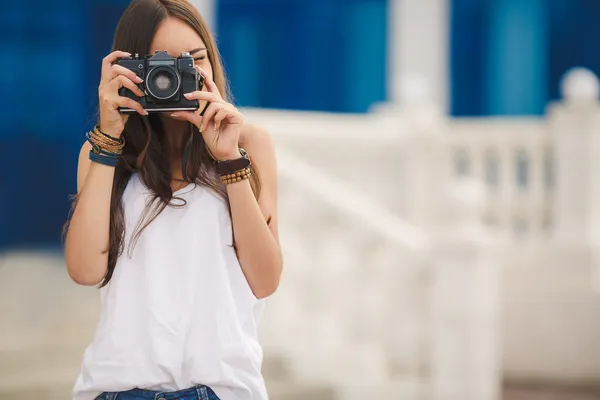 Flicka fotograf med professionell slr-kamera — Stockfoto