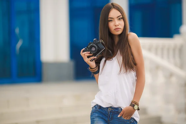 Fotógrafo menina com câmera SLR profissional — Fotografia de Stock