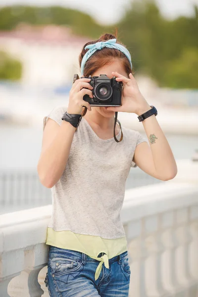 तरुण महिला छायाचित्रकार पोर्ट्रेट. मऊ रंग . — स्टॉक फोटो, इमेज