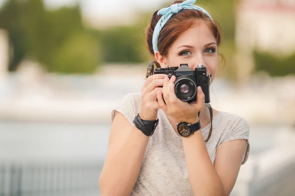 Ung kvinna fotograf porträtt. mjuka färger. — Stockfoto