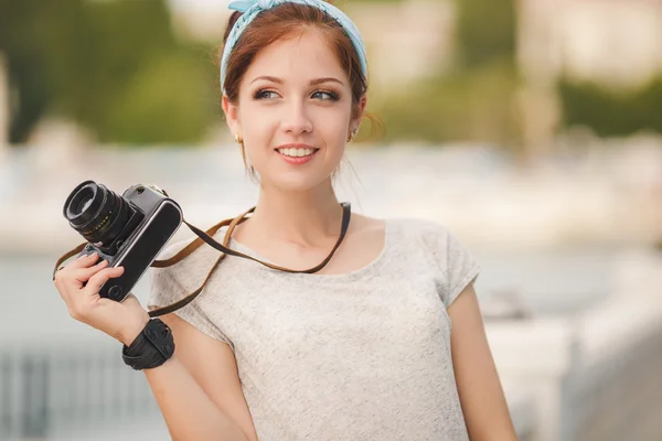 Young woman photographer portrait. Soft colors. — Stock Photo, Image