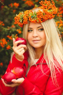 elinde Kırmızı elma ile portakal çelenk içinde kız