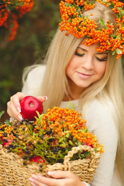 Дівчина в помаранчевий вінок з червоним apple в руці — стокове фото