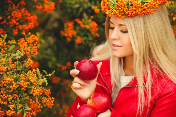 Дівчина в помаранчевий вінок з червоним apple в руці — стокове фото