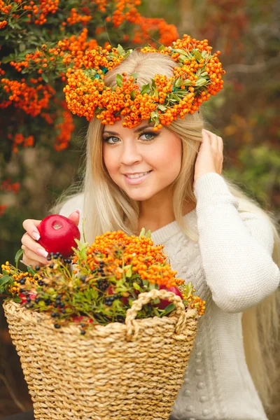 Ragazza in ghirlanda arancione con mela rossa in mano — Foto Stock