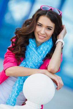 bulutlu bir manzara karşı renkli elbiseli kız